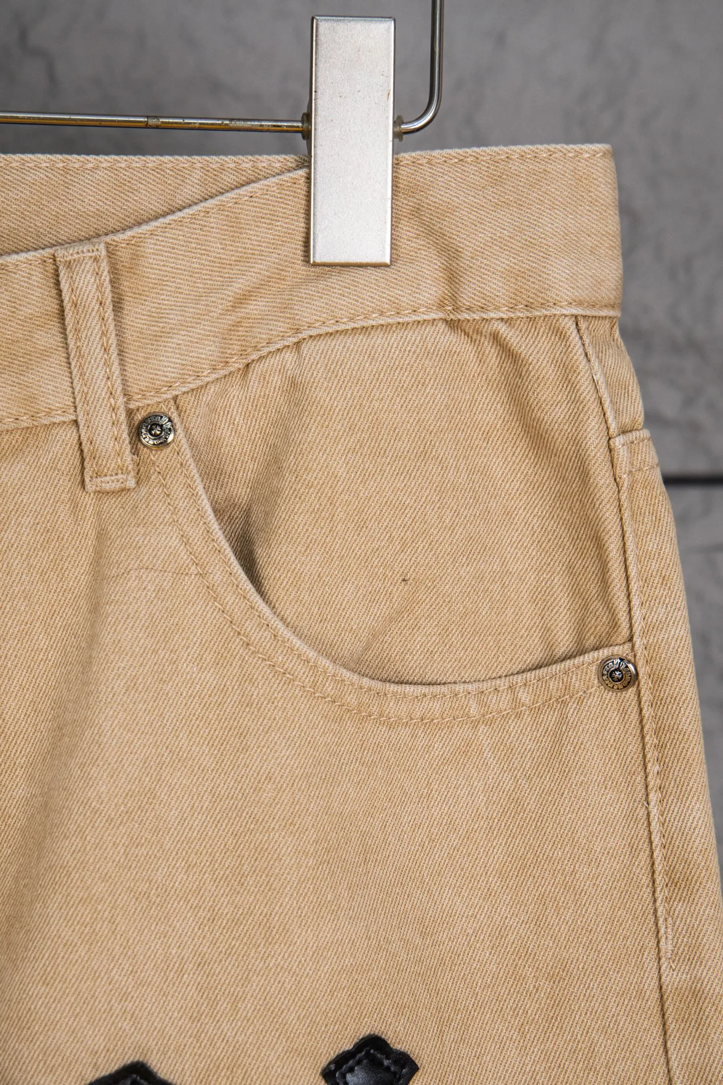 P260 top version CH Chromehearts Miami-limited black cross patch khaki jeans, counter price 34W level, patch cross pattern embellishment, washed jeans! ! An absolutely high-end luxury product, a 1.9W-level god-level single product, a super popular product, made by top heavy industry, a magic weapon that cannot be missed! [About Zangyin] This is an extremely luxurious fashion brand that can also be called the aristocracy of the high street. It has always been an exclusive brand for some hipsters or rich second generations. Compared with ordinary high streets, it is more luxurious and noble. Compared with luxury brands, it is more fashionable and individual. It has always been a brand that I have a special liking for. [Top heavy industry fashion design] Consistently high-street luxury style. Speaking of this style, the Zangyin family and GU family are definitely the leading representative brands. Especially the Zangyin family has really achieved a state-of-the-art effect in creating high-street style. The unique washed material is used to create this style. The color system is already quite eye-catching. After it is decorated with patchwork cross flowers, it cleverly highlights the charm of the brand. Secondly, this style uses classic The high-waist cutting design highlights the long legs and fashionable temperament of the upper body. The brand is highly recognizable and the slim fit configuration is more suitable for daily wear. It is a product that interprets personality, fashion, and specifications at a glance. This single product is enough to make any fan excited. It can be a white T-shirt for a youthful college style, or a tight suspender for a royal style. It has strong matching ability and can be easily controlled by men.  [Materials and craftsmanship] Needless to say, this point goes without saying. As an excellent craftsman brand, Zangyin’s requirements for details and craftsmanship are really perfect. The washed color of this model has gone through so many processes, not to mention the embellishment of denim appliques. It is also purely hand-made and sewn. Just like what they believe in, only hand-made things have soul and have the meaning of wear. A top-notch heavy-duty fashionable denim item, I look forward to your perfect interpretation! !  Color: Khaki Size: 28-34